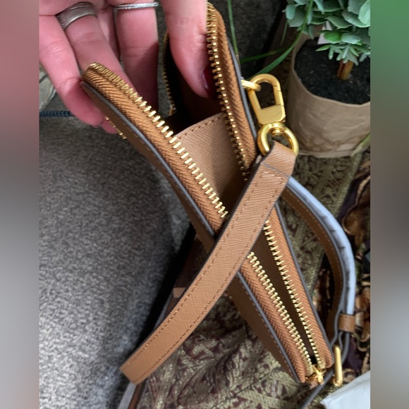 Authentic TORY BURCH leather saffiano dual zip phone cards crossbody - Picture 11 of 11